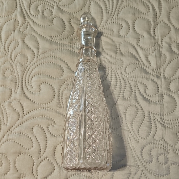 Elegant Clear Glass Patterned Decanter - Picture 1 of 7